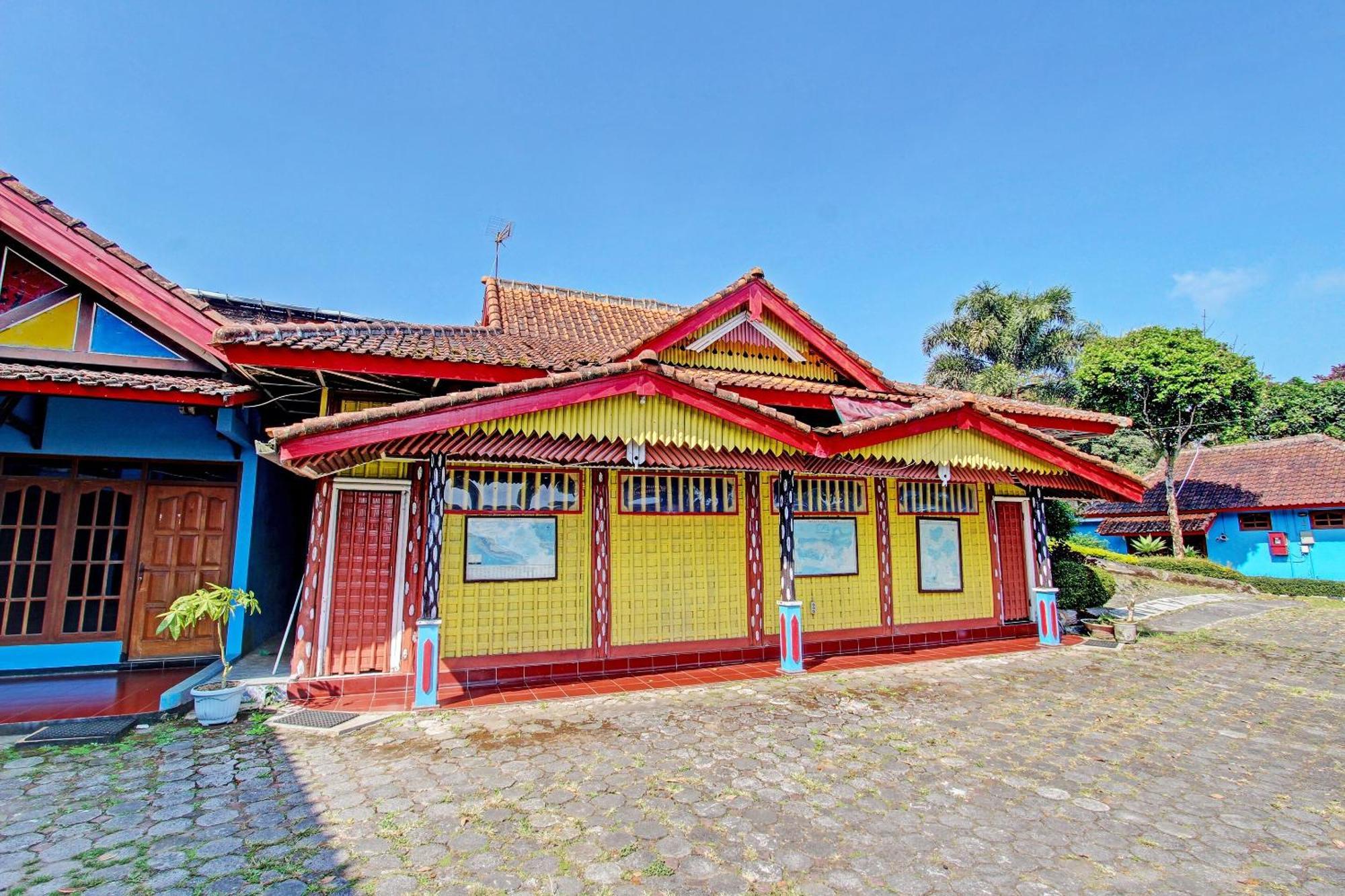 Capital O 91644 Loka Hause Hotel Salatiga Ngoại thất bức ảnh
