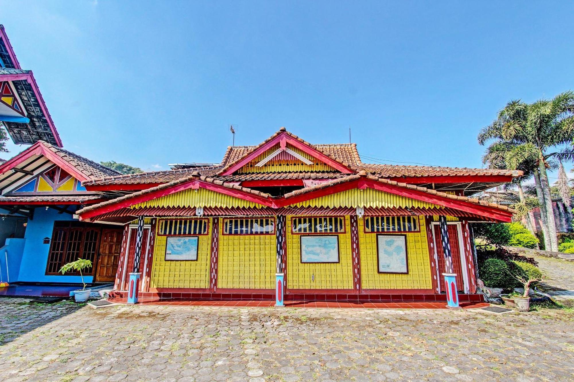 Capital O 91644 Loka Hause Hotel Salatiga Ngoại thất bức ảnh